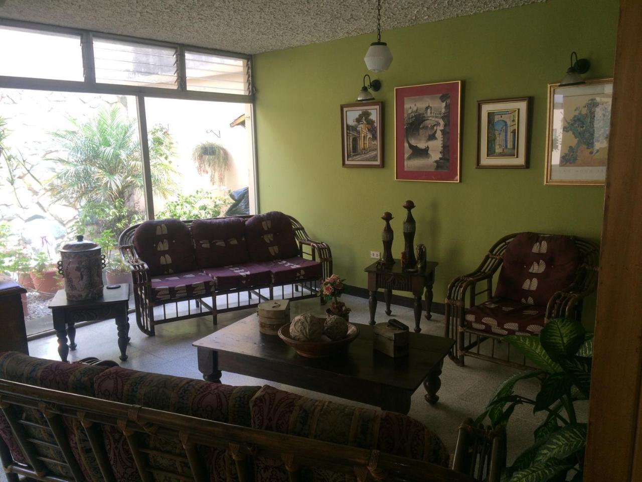 Hostal Los Lagos Inn Guatemala City ภายนอก รูปภาพ